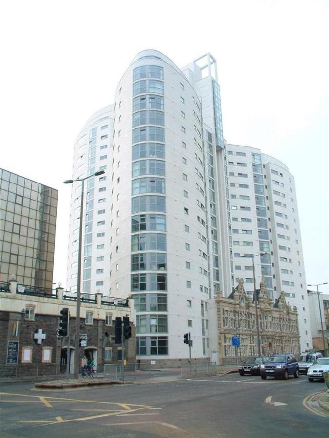 2 Bedroom City Centre Apartment With Free Parking Cardiff Exterior photo